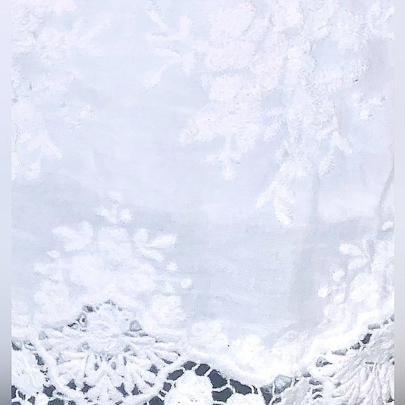 MINKPINK🩶 .Pretty white floral camisole - Picture 2 of 3